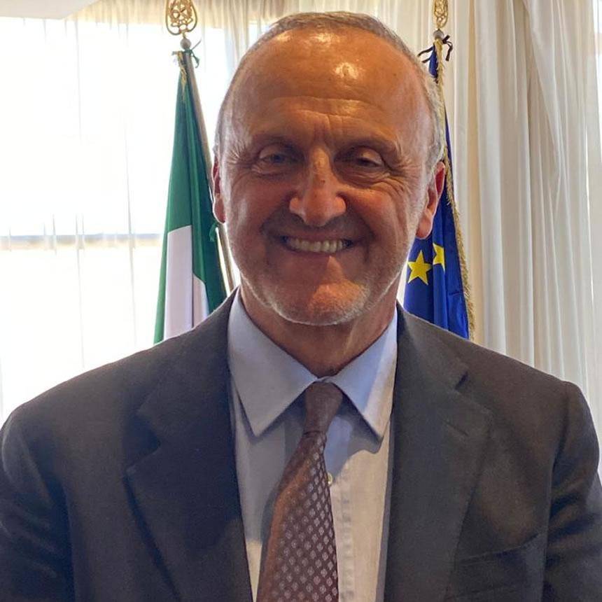 Palazzo del governo, consiglio dei ministri in sessione, decisione amministrativa su organi finanziari